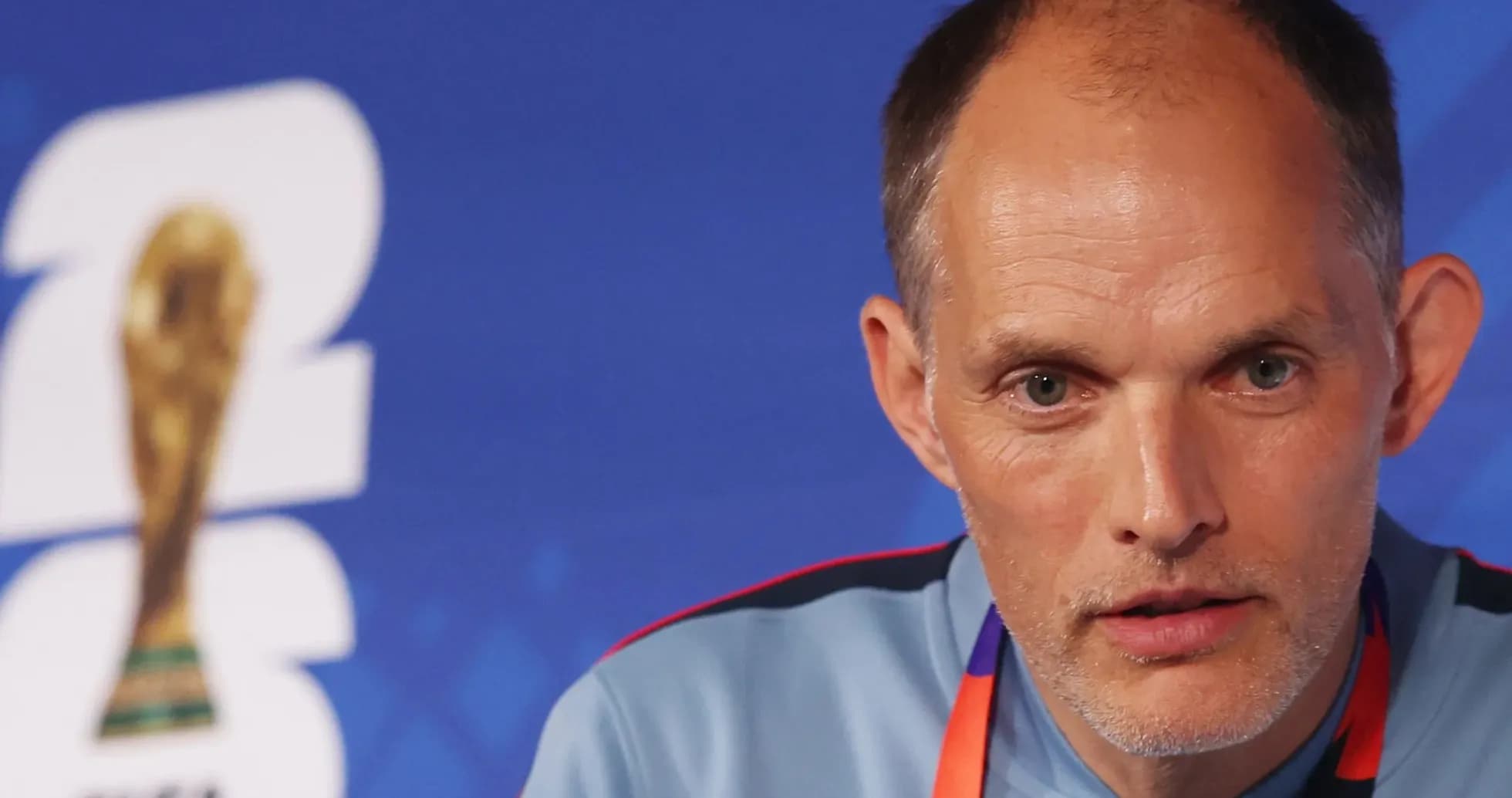 Entrenador hablando en conferencia de prensa FIFA