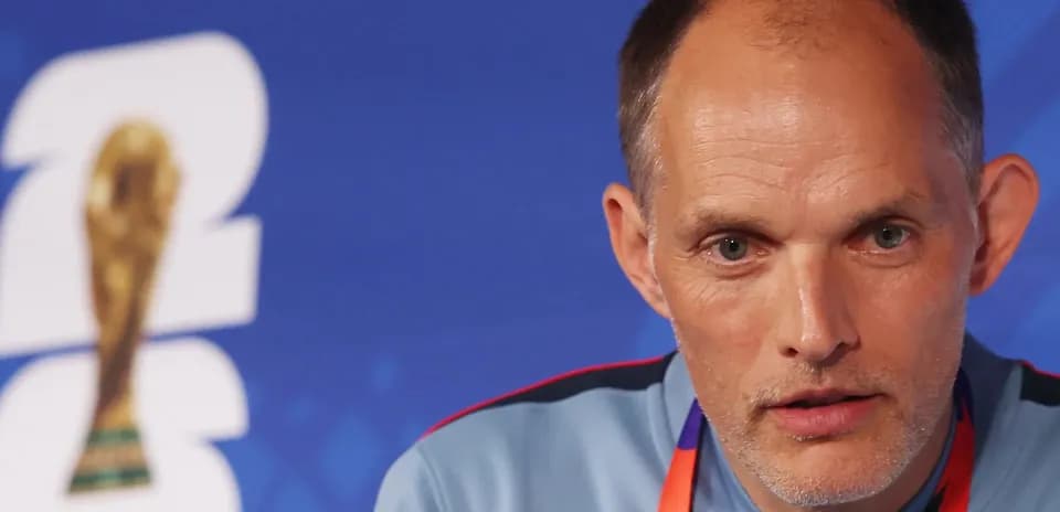 Entrenador hablando en conferencia de prensa FIFA