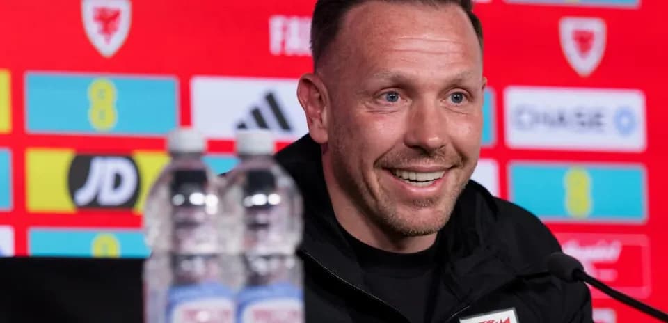 Entrenador en rueda de prensa sonriente