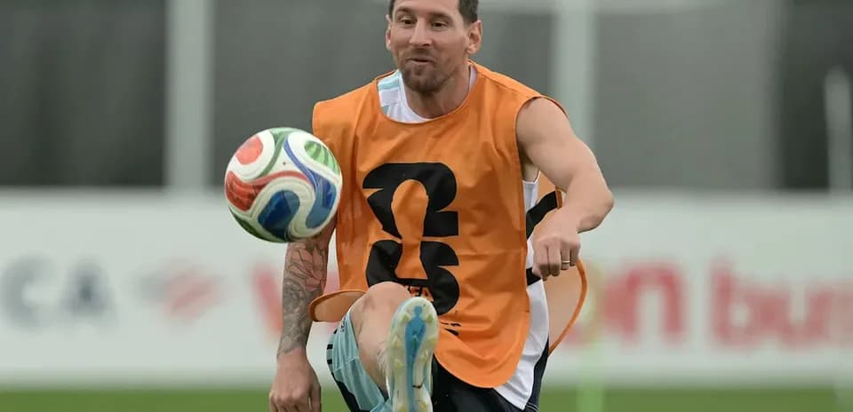 Jugador entrenando y controlando balón en práctica