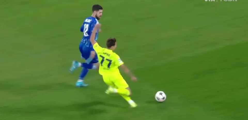 Jugador de Dinamo Zagreb persigue el balón