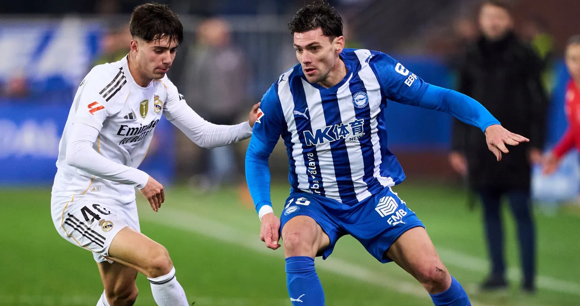 Jugadores de Alavés y Real Madrid luchando por el balón