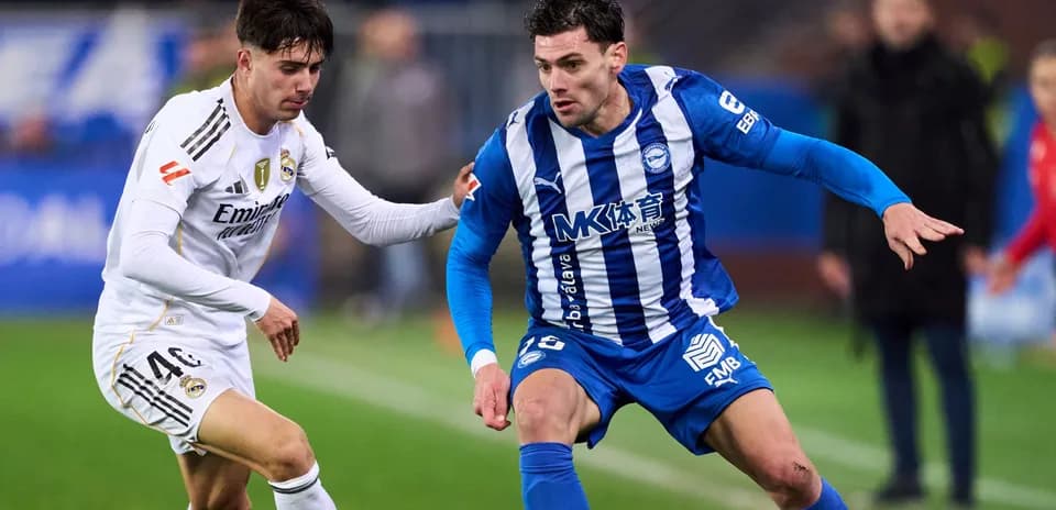 Jugadores de Alavés y Real Madrid luchando por el balón