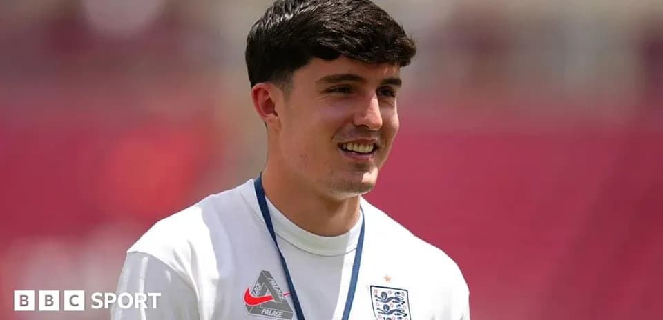 Jugador sonriente en uniforme de Inglaterra en el campo
