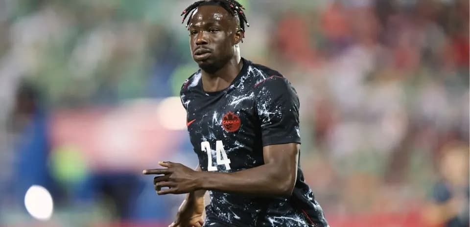 Jugador de Canadá con camiseta negra en acción