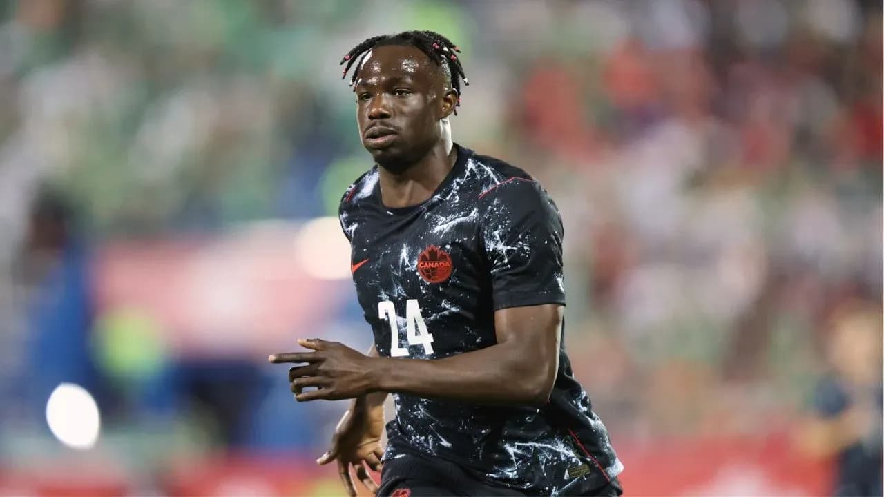 Jugador de Canadá con camiseta negra en acción