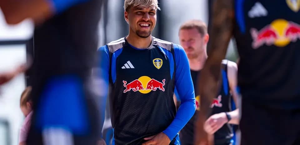 Jugador de Leeds United sonriendo durante entrenamiento