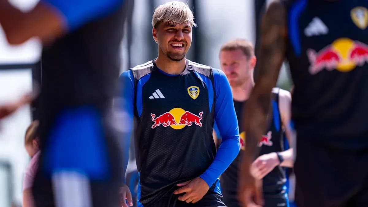 Jugador de Leeds United sonriendo durante entrenamiento