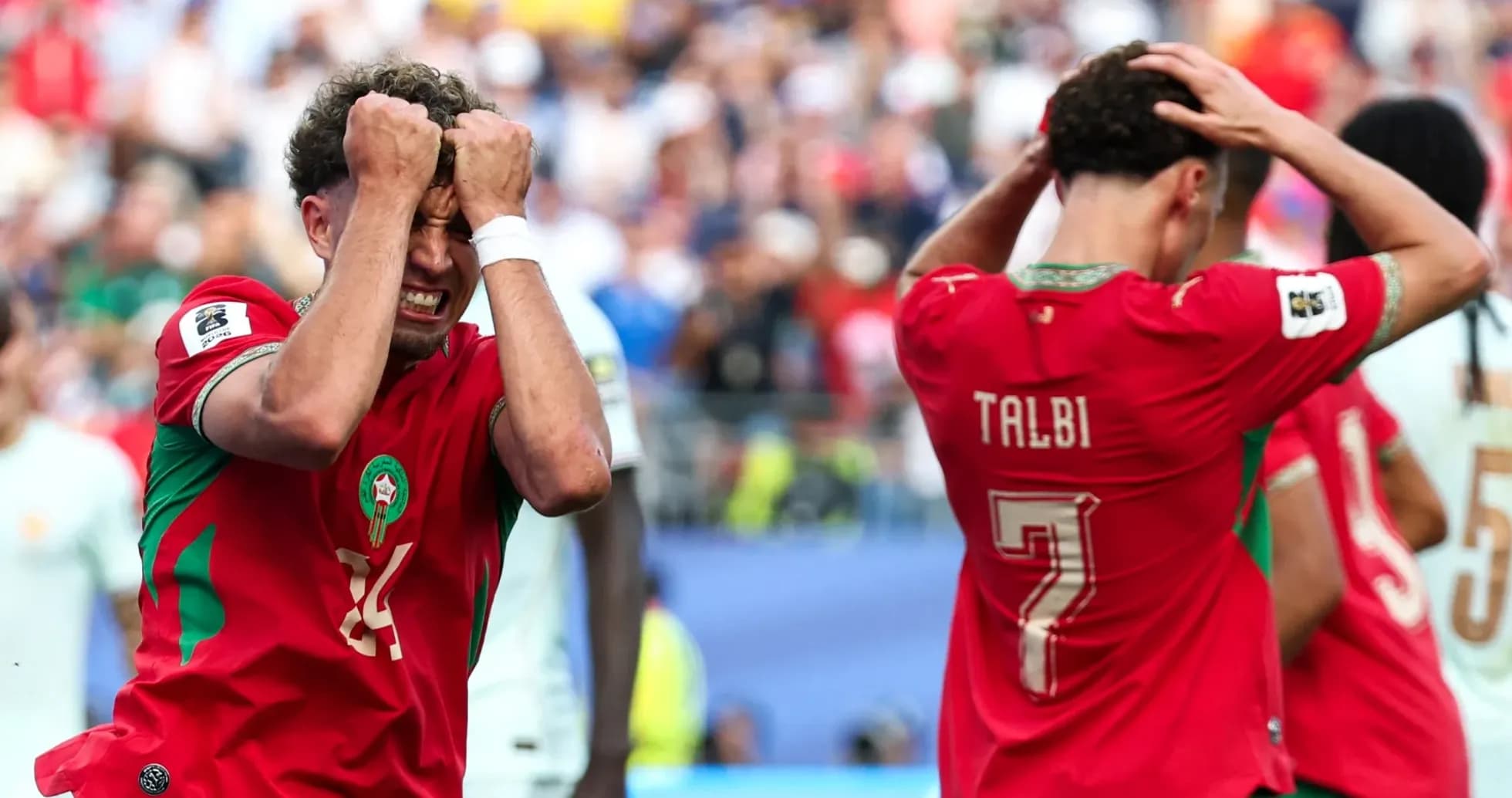 Jugadores de Marruecos expresando frustración tras jugada