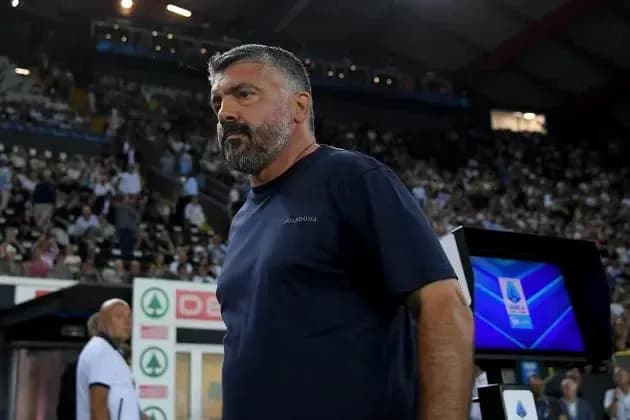 Entrenador en la línea de banda durante un partido