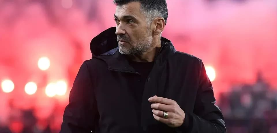 Entrenador observando el ambiente en el estadio