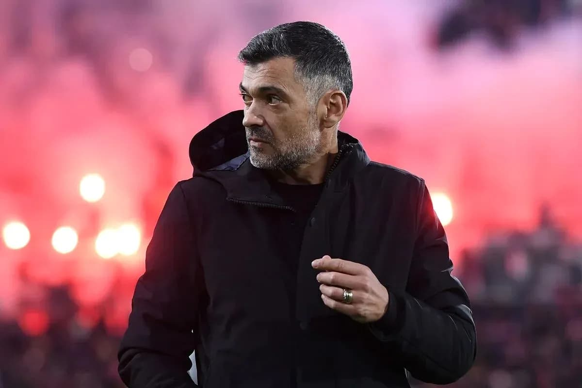 Entrenador observando el ambiente en el estadio
