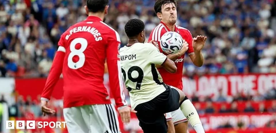 Jugador de equipo negro disputa el balón con defensa roja