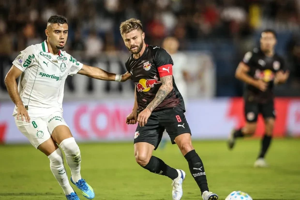 Jugadores de Palmeiras y RB Bragantino en acción