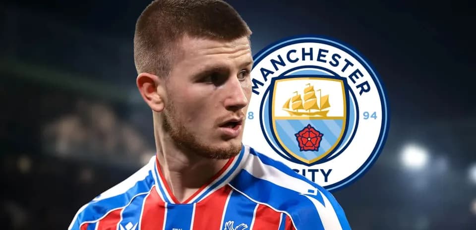 Jugador de fútbol con camiseta de Crystal Palace y logo de Manchester City