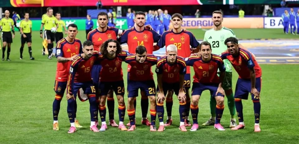 Equipo de España posando antes del partido