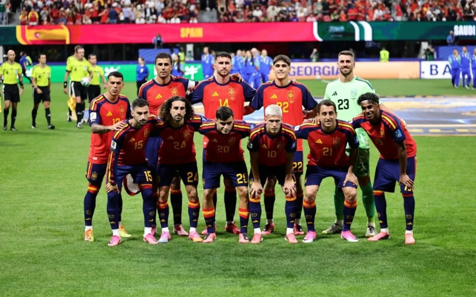 Equipo de España posando antes del partido