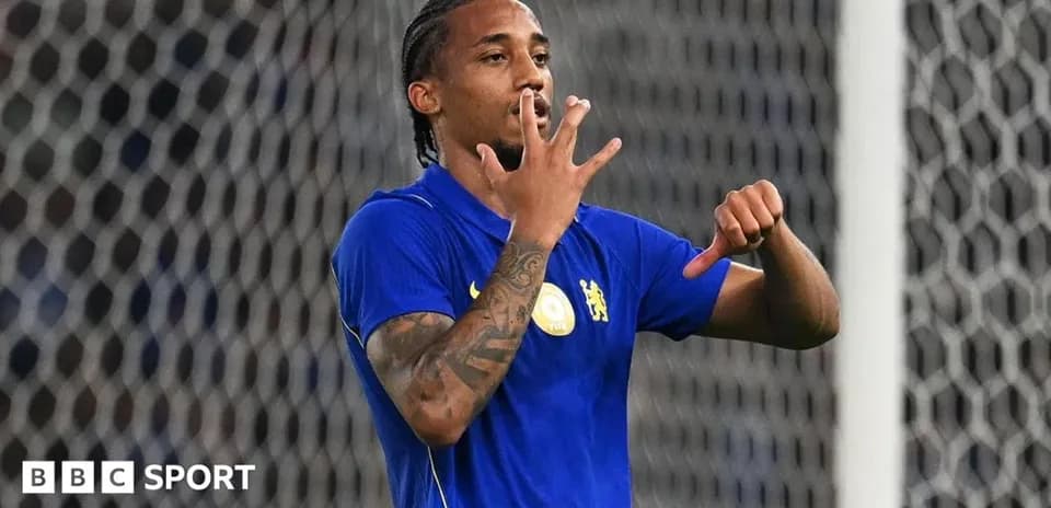 Jugador señalando con la mano durante el partido