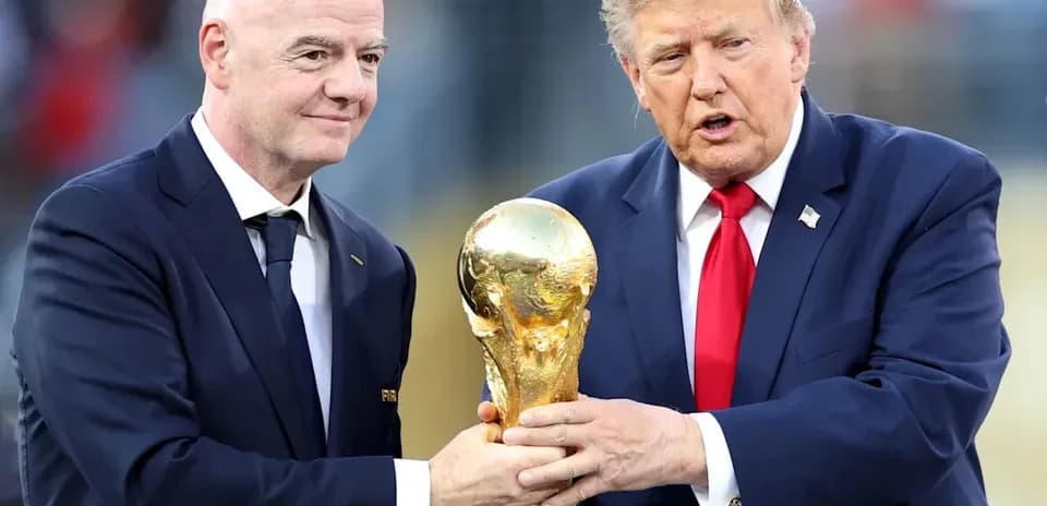 Gianni Infantino y Donald Trump sosteniendo el trofeo