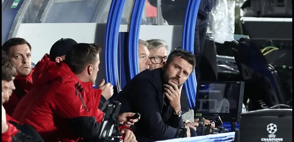 Entrenadores sentados en el banquillo durante el partido