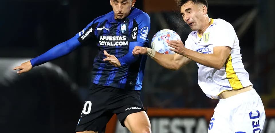 Jugador de Huachipato luchando por el balón