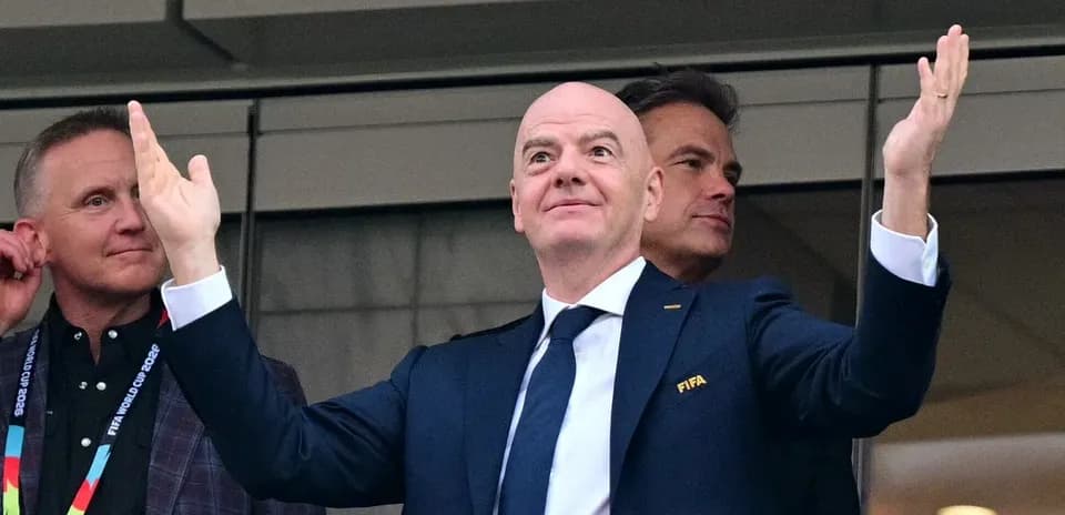 Gianni Infantino gesticulando en un palco