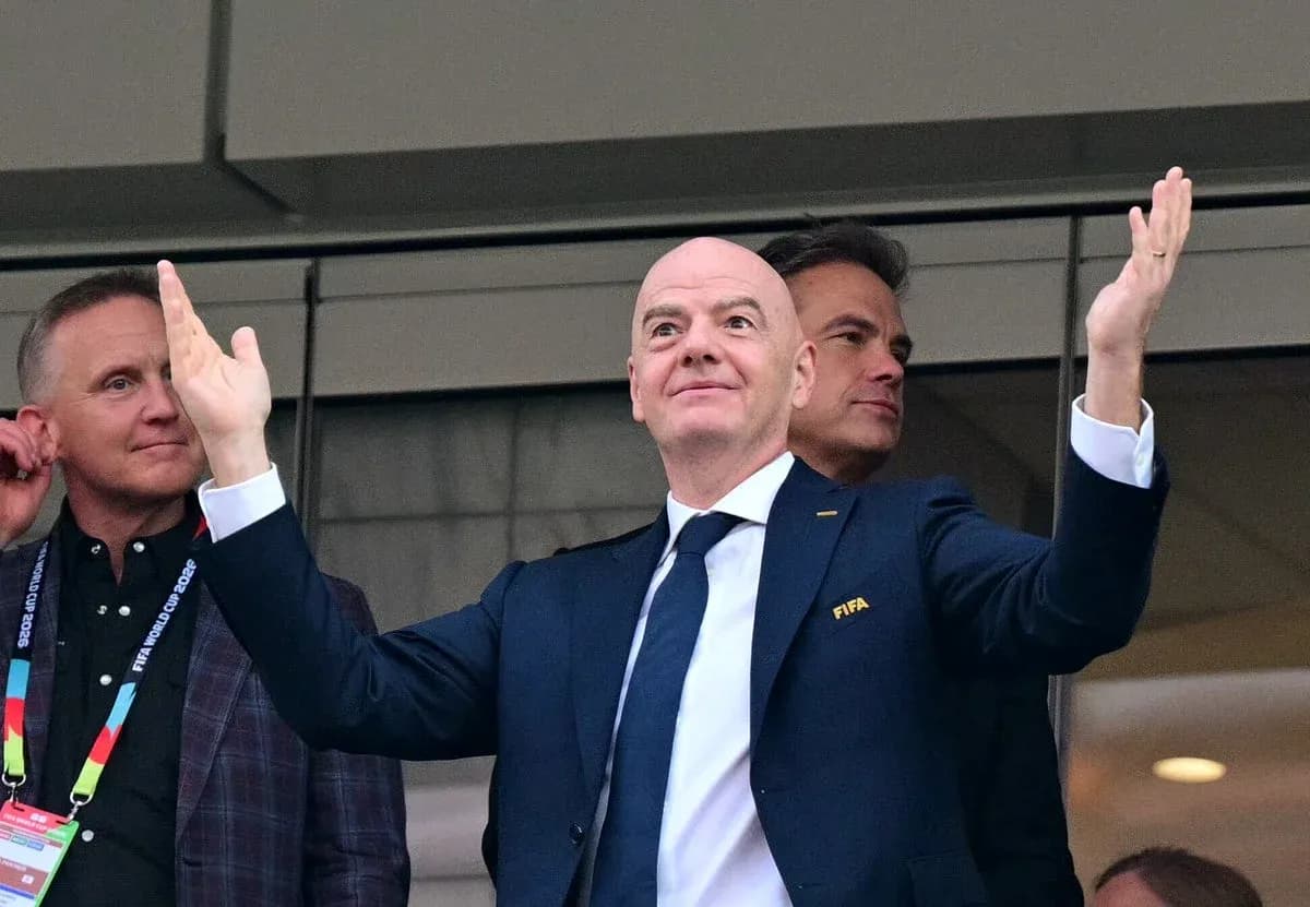 Gianni Infantino gesticulando en un palco