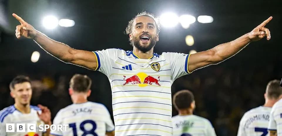 Jugador de Leeds United celebra con brazos en alto
