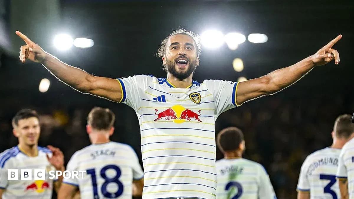 Jugador de Leeds United celebra con brazos en alto