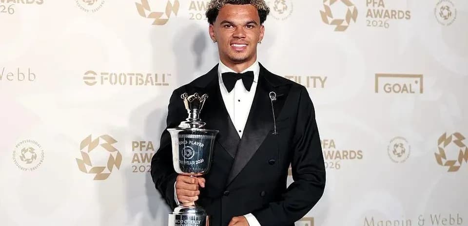 Jugador sosteniendo premio en ceremonia de PFA Awards