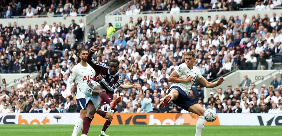 Jugadores de Tottenham y Aston Villa en acción durante el partido
