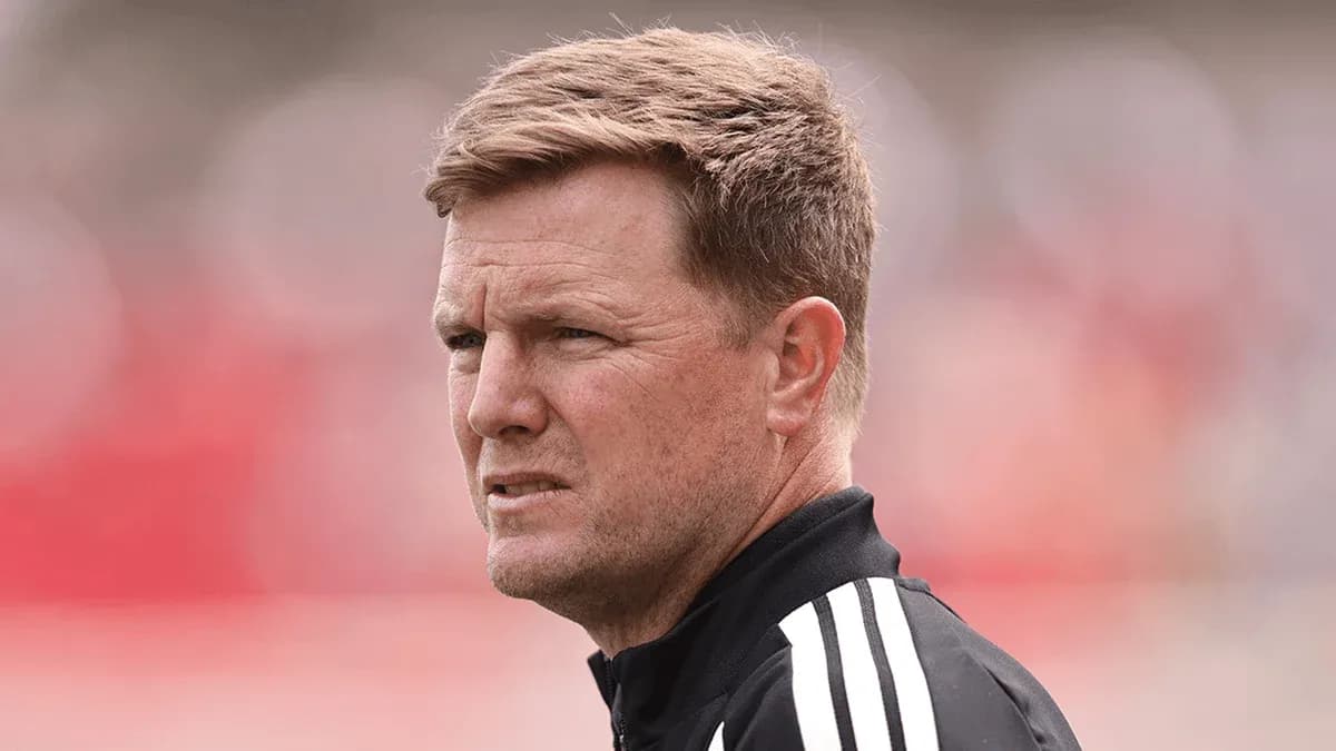 Entrenador observando el partido desde la línea de banda