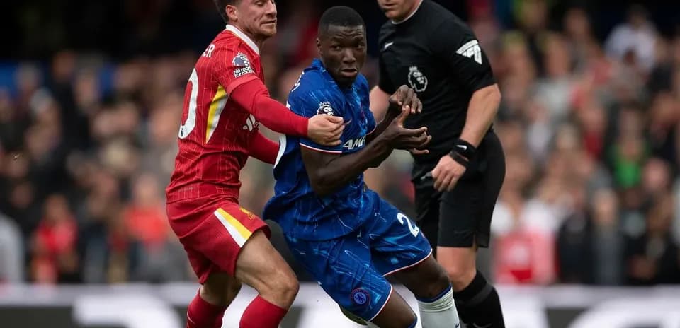 Jugador de Liverpool y Chelsea en acción
