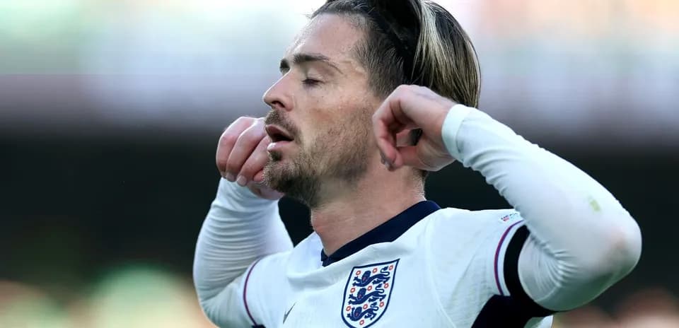 Jugador de Inglaterra con expresión de concentración en el campo