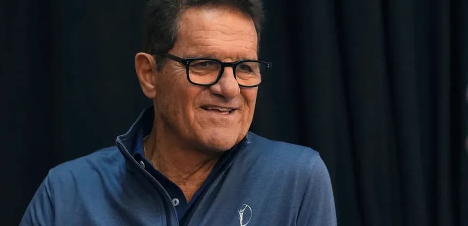 Hombre sonriendo en conferencia de prensa