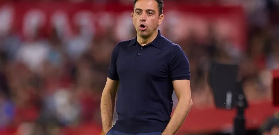 Entrenador dirigiendo desde la línea de banda