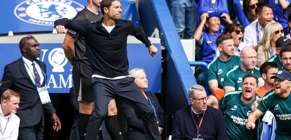Entrenador celebrando con entusiasmo en la banda