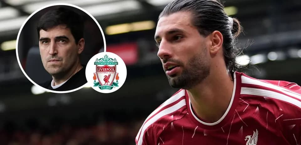 Jugador de Liverpool en acción con entrenador y logo