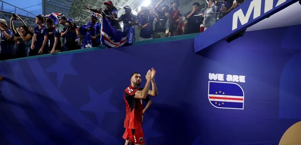 Jugador aplaudiendo a los fans después del partido