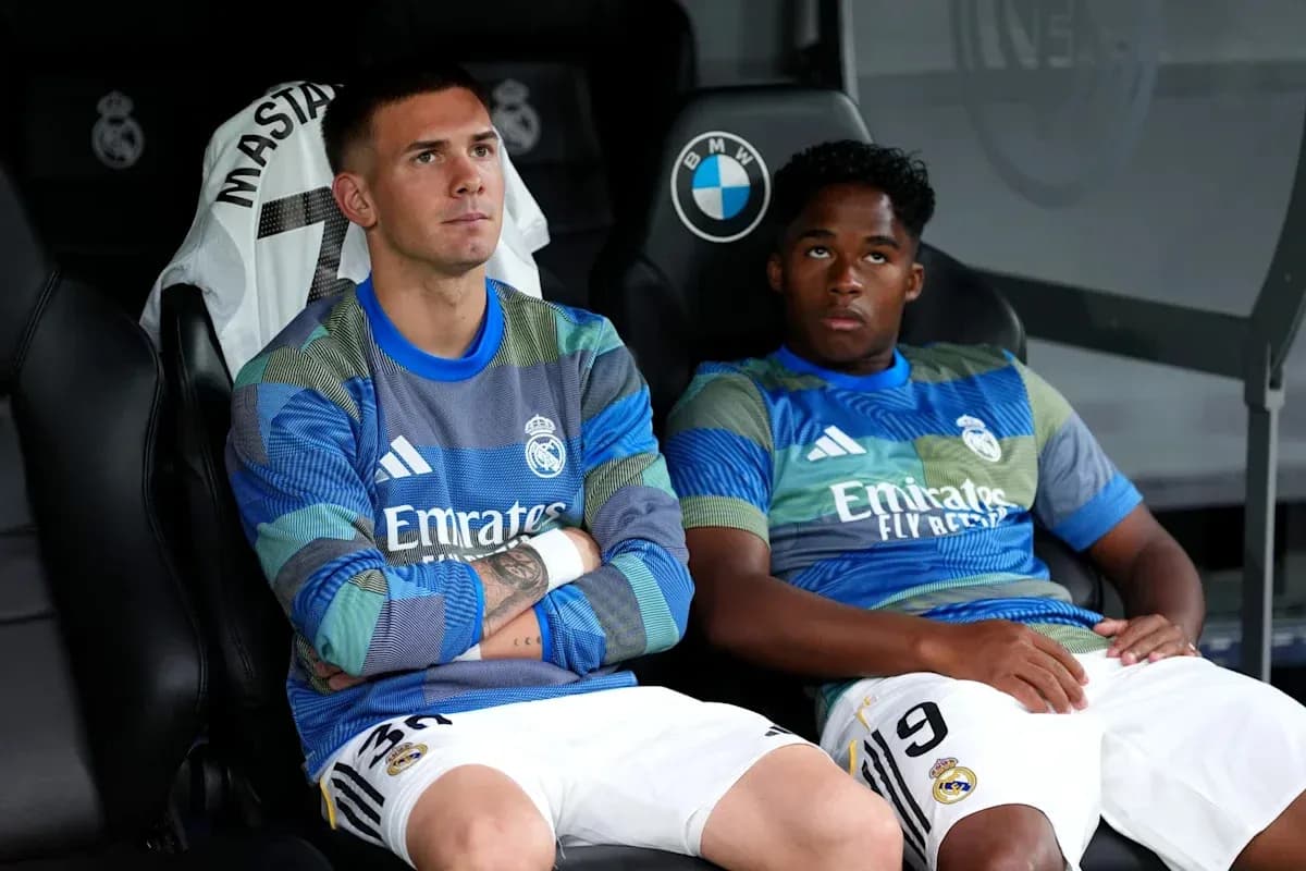 Jugadores de Real Madrid en el banquillo durante el partido