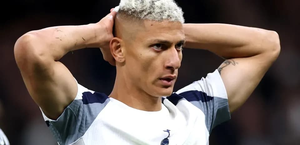 Jugador de Tottenham con las manos en la cabeza