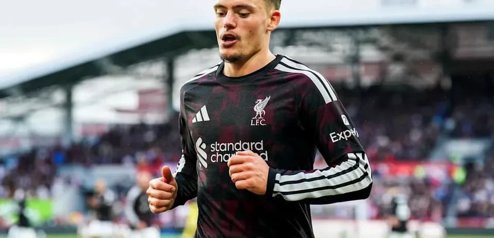 Jugador de Liverpool corriendo en el campo