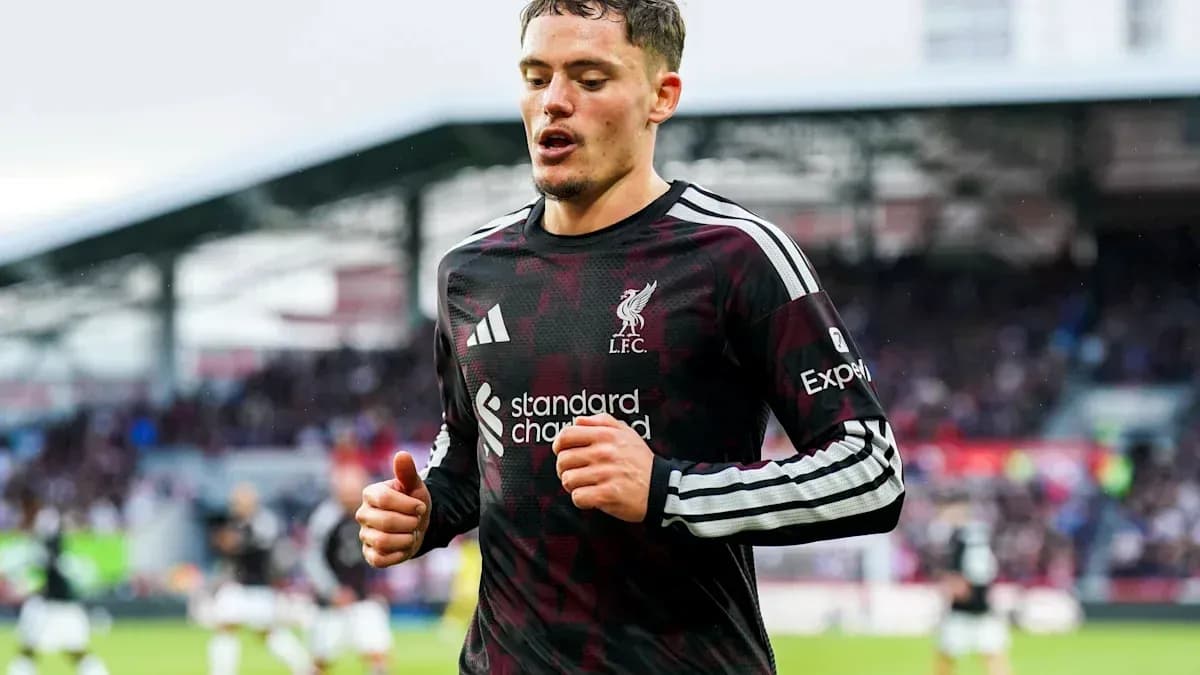 Jugador de Liverpool corriendo en el campo