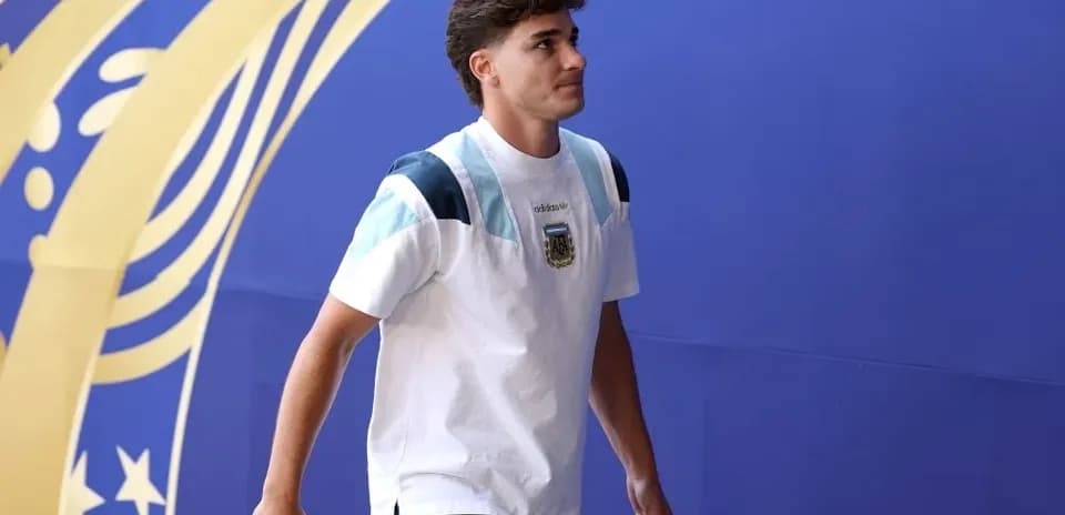 Jugador entrando al estadio con camiseta argentina