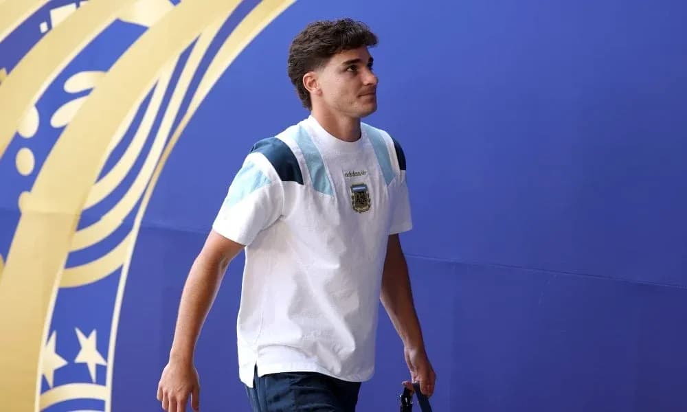 Jugador entrando al estadio con camiseta argentina