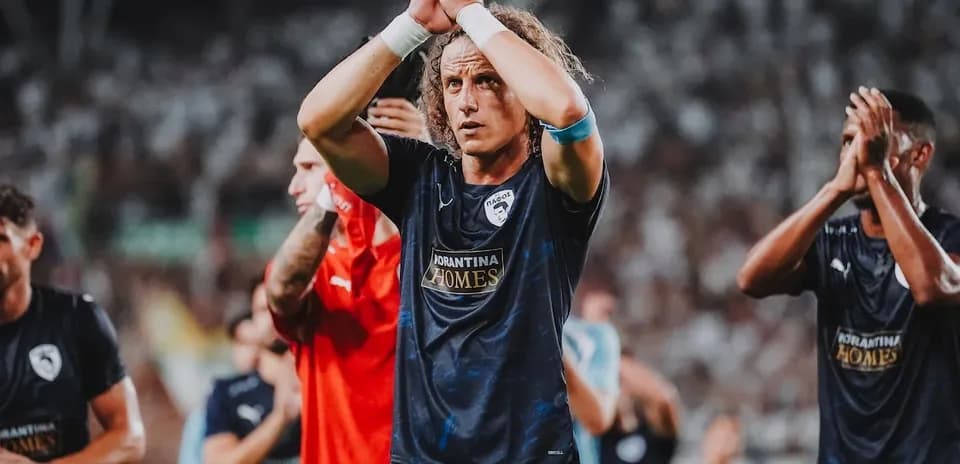 Jugador aplaudiendo tras el partido de fútbol