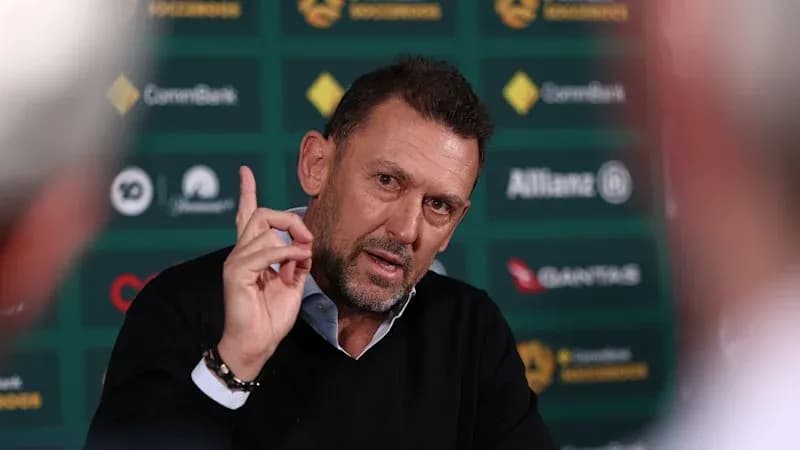 Entrenador hablando en conferencia de prensa