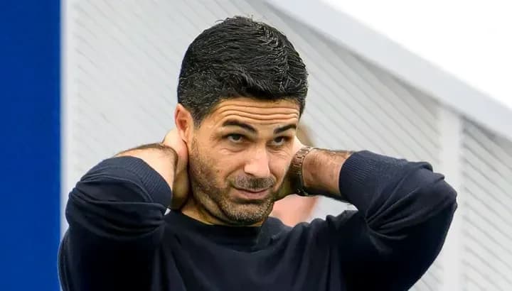 Entrenador ajustándose el cuello durante entrenamiento