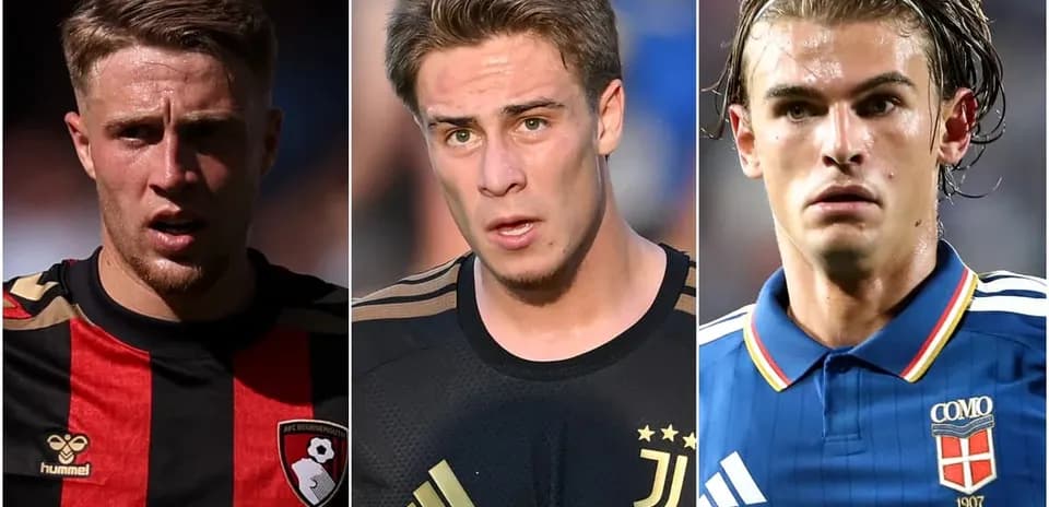 Tres jugadores de fútbol en uniforme de equipo