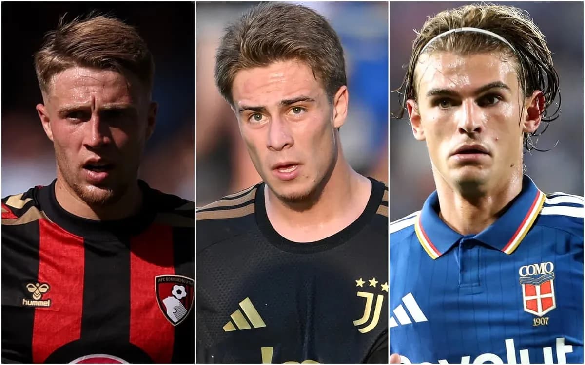 Tres jugadores de fútbol en uniforme de equipo